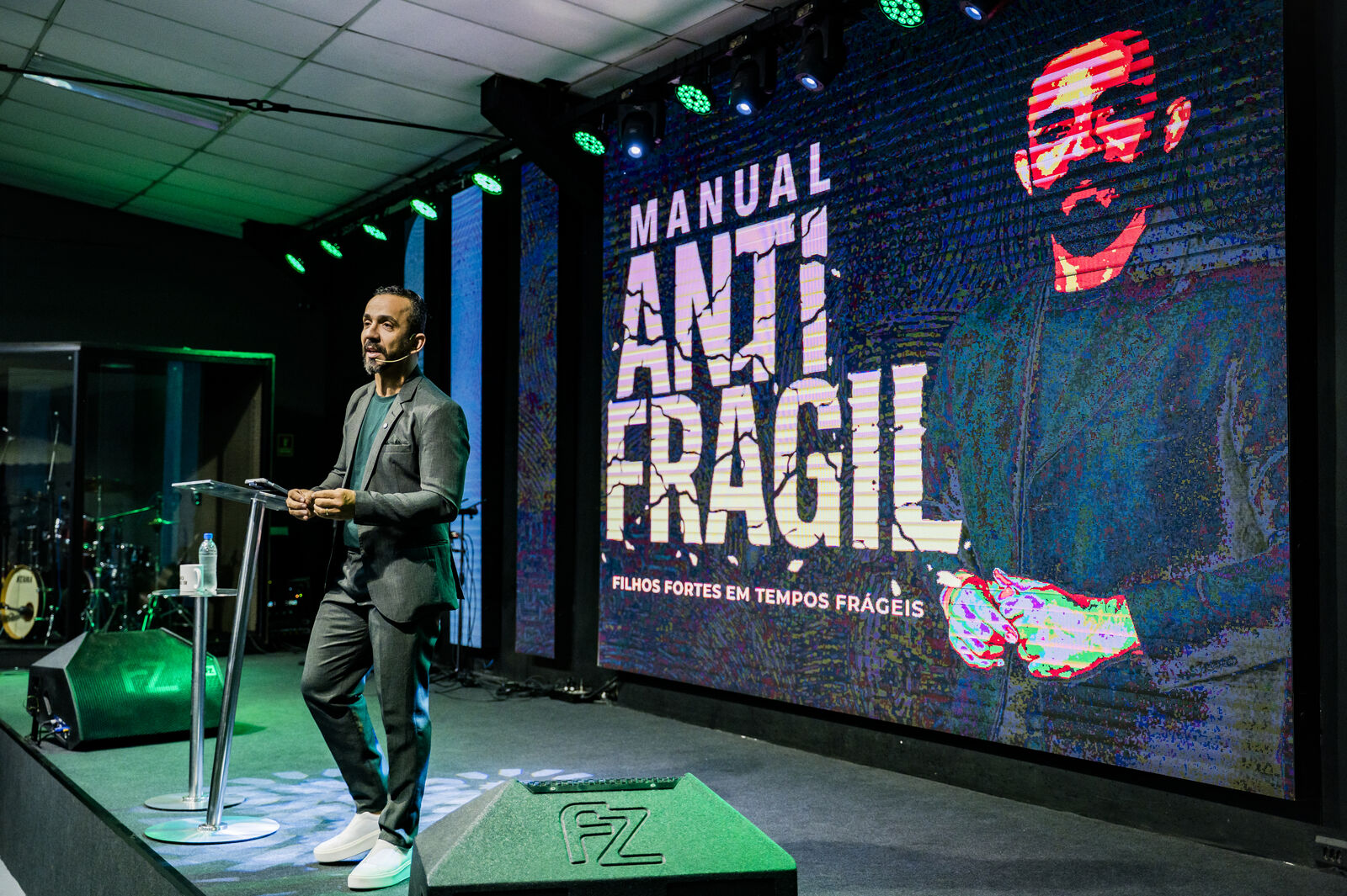 Wander Rodrigues Marques palestrando sobre o Manual Antifrágil
